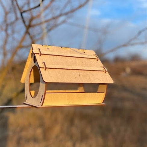 Do-it-yourself garden bird feeders, Wooden bird feeder