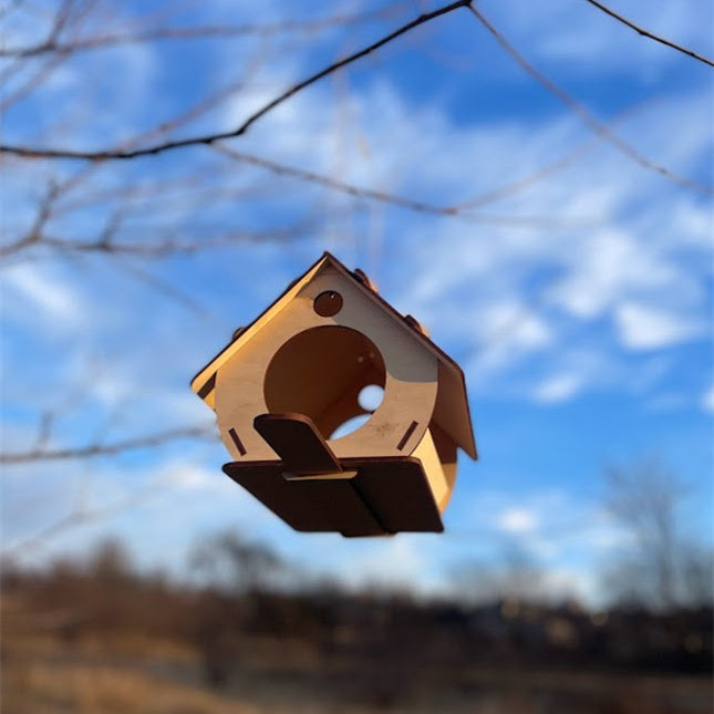 Do-it-yourself garden bird feeders, Wooden bird feeder