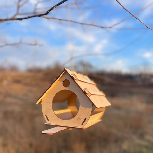 Do-it-yourself garden bird feeders, Wooden bird feeder